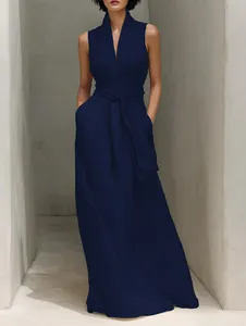 Robe longue bleu marine sans manches à col en V avec détail noué à la taille pour femmes.