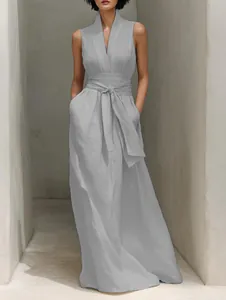 Robe longue élégante grise sans manches avec col en V et ceinture nouée pour l'été