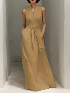 Vue détaillée d'une robe longue sans manches à col en V avec une ceinture à la taille