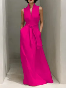 Robe longue fuchsia élégante avec col en V, sans manches et ceinture à nouer à la taille