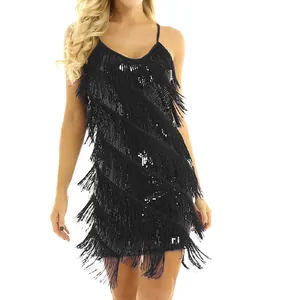 Vue détaillée de la robe noire à franges et paillettes montrant la texture brillante et les franges.