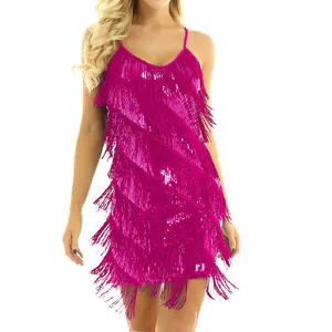 Vue détaillée de la robe fuchsia à col en V avec des paillettes et des franges étagées