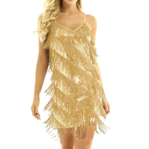 Détail des franges de paillettes dorées sur une robe de soirée en maille à col en V.