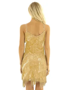 Vue arrière détaillée d'une robe dorée à paillettes avec des franges scintillantes