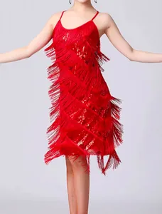 Vue détaillée d'une robe rouge vif à col en V avec des paillettes et des franges