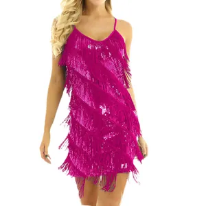 Robe à bretelles fuchsia avec sequins et franges, col en V pour vacances à la plage.