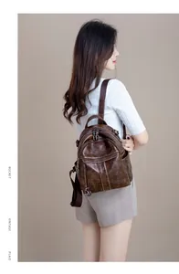 Stilvoller brauner Mini-Rucksack aus weichem Leder am Model für ein elegantes Tagesoutfit