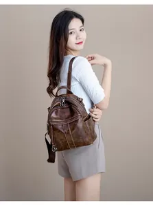 Professionelle Detailaufnahme eines stylischen braunen Damenrucksacks aus Kunstleder