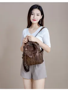 Modischer kleiner Rucksack aus weichem braunem Leder für Damen in Lifestyle-Ansicht