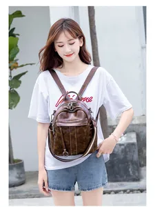 Detailaufnahme eines trendigen braunen Rucksacks aus weichem Leder für Damen im Freien.