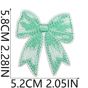 Detail des grünen Schleifen-Stickpatches mit 5,8x5,2cm Maßen für Kleidungsdeko