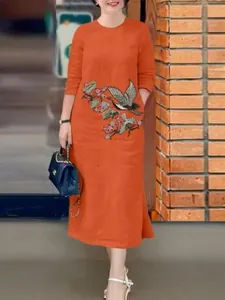 Robe longue orange ample et élégante avec broderie complexe de grue et de fleurs