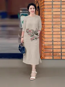 Robe mi-longue beige élégante, coupe ample avec broderies d'oiseaux et de fleurs