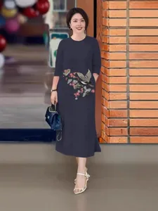 Robe longue bleu marine grande taille élégante avec broderie exquise d'oiseaux et fleurs
