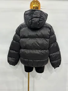 Vista trasera de una chaqueta acolchada negra con capucha para hombre, cálida y lisa.