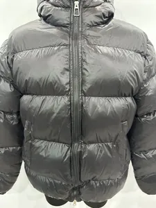 Primer plano de chaqueta acolchada negra con un diseño duradero de doble cremallera