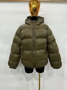Vista frontal de una chaqueta acolchada de invierno verde oliva en un maniquí