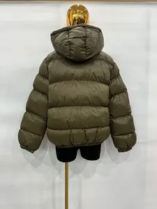 Vista posterior de un plumífero con capucha para hombre en verde oliva acolchado