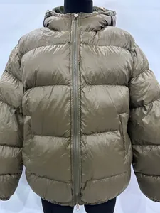 Vista frontal detallada de una chaqueta acolchada verde oliva con doble cremallera