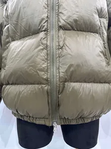 Vista detallada de la chaqueta acolchada verde oliva con cremallera doble funcional