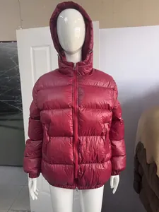 Chaqueta acolchada de invierno burdeos brillante con doble cremallera y capucha en maniquí