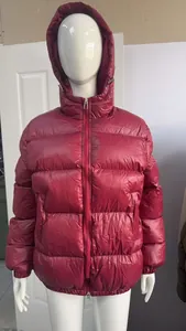 Gepolsterte Winterjacke mit Kapuze für Damen und Herren in glänzendem Dunkelrot