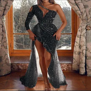 Elegantes schwarzes Pailletten-Abendkleid mit einem Ärmel und hohem Schlitz für Galas.