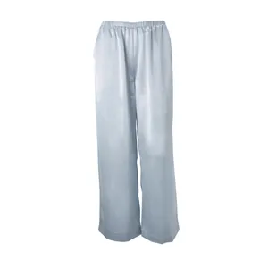 Vista detallada de pantalones de satén azul claro con cintura elástica