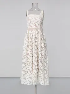 Vestido largo blanco con bordado de hojas y tul de estilo francés elegante