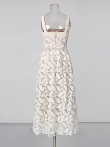Elegante vestido largo de malla bordada de estilo francés con cintura ajustada de mujer
