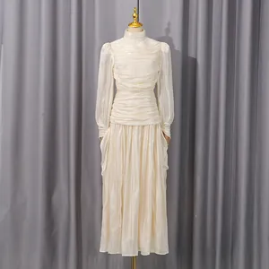 Vista detallada del elegante vestido largo de manga larga plisado crema