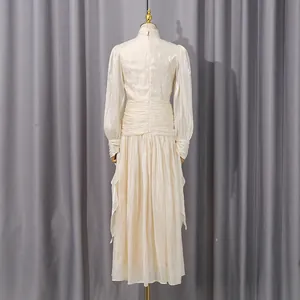 Vista trasera de un elegante vestido largo plisado color crema de estilo francés