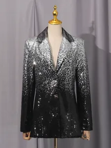 Vista detallada de un elegante blazer de lentejuelas con degradado plata a negro