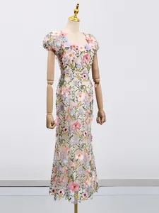 Elegante Franse maxi-jurk met vierkante hals en 3D-bloemenborduursel, nauwsluitende pasvorm.