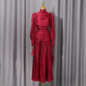 Vista detallada de un elegante vestido largo plisado burdeos de manga larga chic