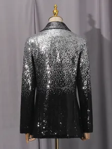 Vista detallada de la espalda de un elegante blazer de lentejuelas con degradado plata