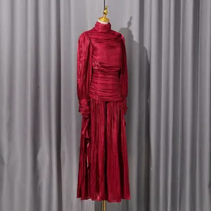 Elegante vestido maxi plisado burdeos de estilo francés con manga larga en maniquí