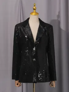 Vista frontal de una elegante chaqueta negra de lentejuelas de manga larga en maniquí.