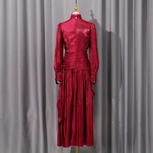 Vista trasera detallada de un vestido plisado rojo vino con cintura ajustada