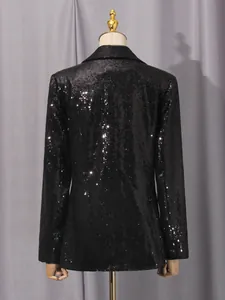 Vista trasera de un elegante blazer negro con lentejuelas y un diseño entallado