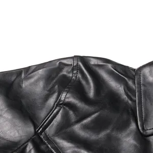Κοντινό πλάνο που δείχνει την υφή και τις ραφές του μαύρου δερμάτινου μπουφάν PU