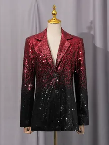 Detalle de un elegante blazer de lentejuelas con degradado rojo y negro para moda de otoño mujer