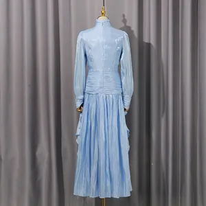 Vista trasera de un elegante vestido largo plisado azul claro con manga larga y cuello alto.