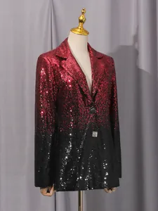 Primer plano de un elegante blazer de lentejuelas con degradado en rojo y negro.
