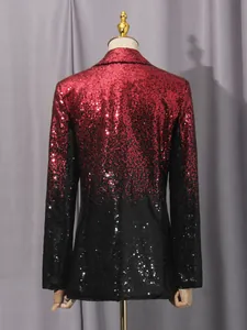 Vista detallada de la espalda de un blazer de mujer con lentejuelas en degradado rojo y negro