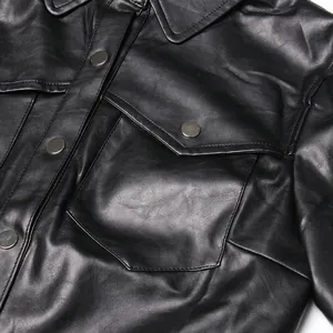 Λεπτομερής προβολή μαύρου πουκαμίσου από συνθετικό δέρμα με υφή και μεταλλικά κουμπιά