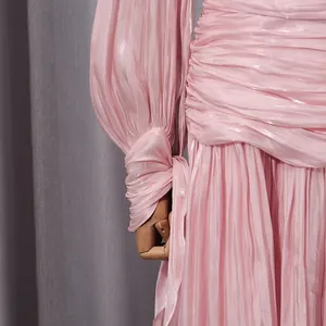 Detalle de la elegante textura plisada rosa y el puño de la manga de este vestido