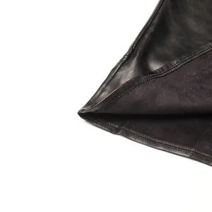 Λεπτομέρεια μαύρης φούστας από δέρμα PU με μαλακή βελούδινη και ζεστή επένδυση