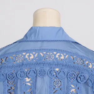 Detailansicht der aufwendigen nautischen Spitzenstickerei auf dem Rücken dieser blauen Bluse