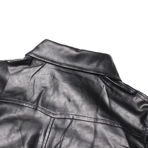 Λεπτομερής άποψη του γιακά και της πίσω υφής ενός μοντέρνου μαύρου δερμάτινου μπουφάν από PU
